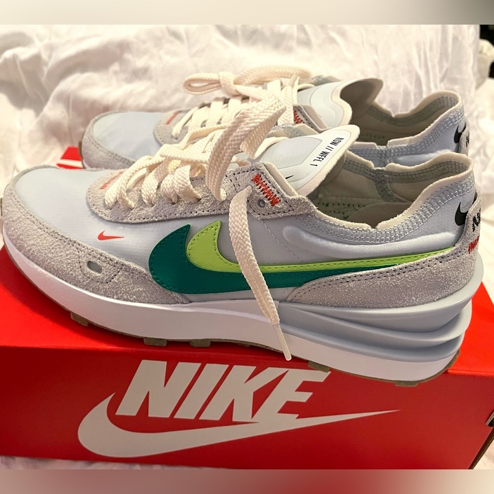 NIB NIKE Waffle One SE Women's 7.5